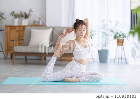 自宅でヨガをする女性 自宅でヨガをする女性 110938183