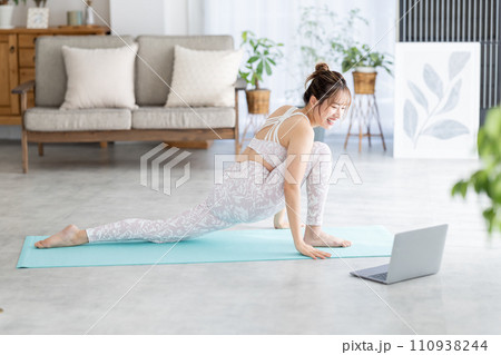 自宅でヨガをする女性 110938244