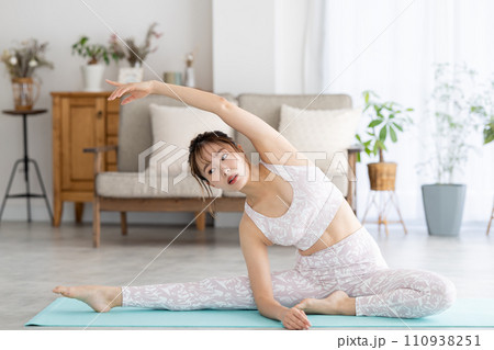 自宅でヨガをする女性 110938251