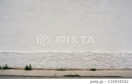 古ぼけた白壁の外壁: バリエーション多数 古ぼけた白壁の外壁: バリエーション多数 110938582