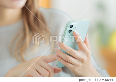 女性のライフスタイル スマホを見ている若い女性 女性のライフスタイル スマホを見ている若い女性 110938644