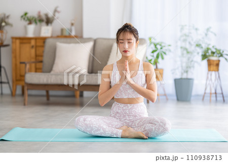 自宅でヨガをする女性 自宅でヨガをする女性 110938713