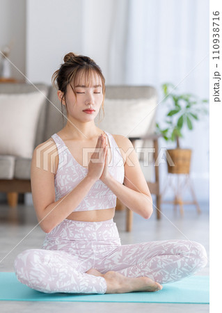 自宅でヨガをする女性 110938716