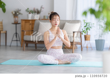 自宅でヨガをする女性 110938720