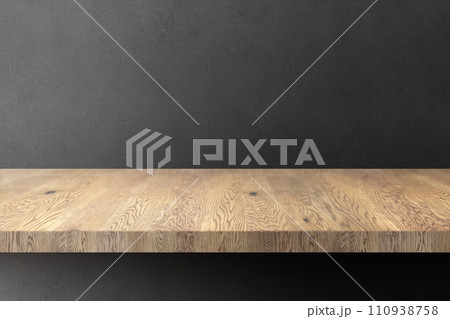 木目のあるナチュラルな木の棚(台)と黒の凹凸のある壁の背景 110938758