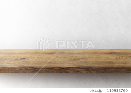 木目のあるナチュラルな木の棚(台)と白の凹凸のある壁の背景 110938760