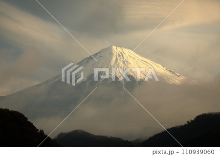 朝の富士山と雲の競演 110939060
