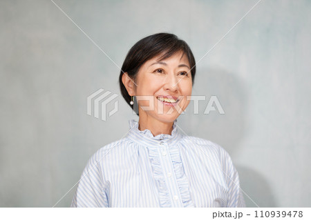 フリルブラウスを着た笑顔の中年女性 110939478
