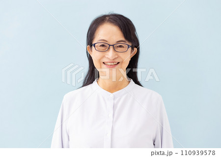 60代の女性　ポートレート 110939578