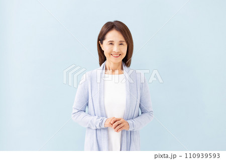 60代の女性 ポートレートの写真素材 [110939593] - PIXTA