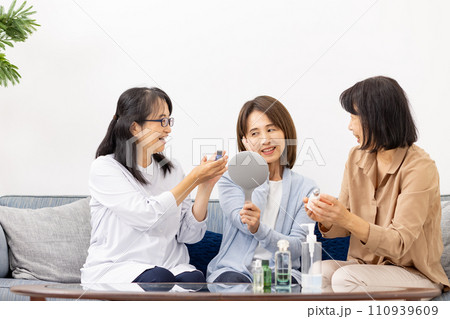 化粧品を試す60代女性 化粧品を試す60代女性 110939609