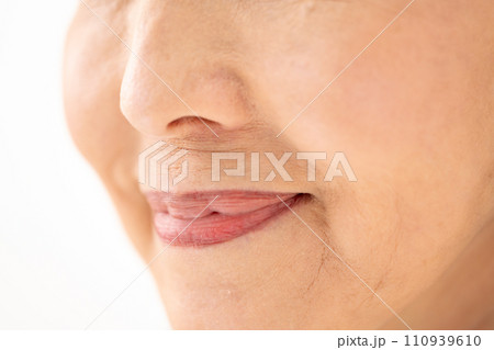 頬を触る60代女性 頬を触る60代女性 110939610