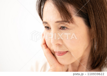 頬を触る60代女性 頬を触る60代女性 110939622