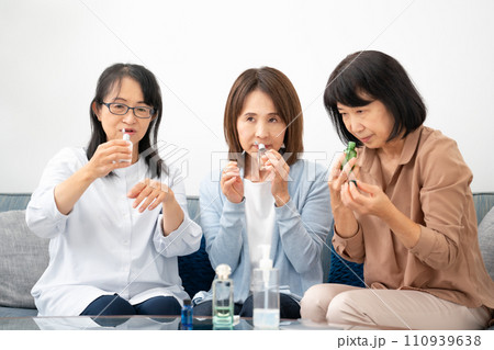 化粧品を試す60代女性 化粧品を試す60代女性 110939638