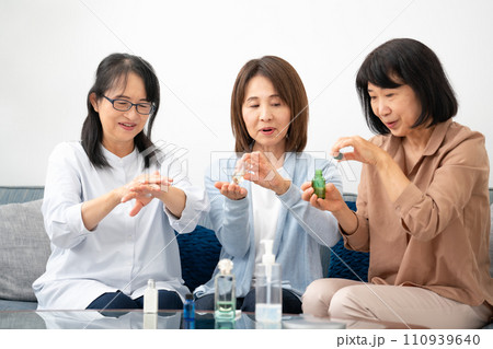 化粧品を試す60代女性 化粧品を試す60代女性 110939640