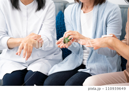 クリームを塗る60代女性 手元 クリームを塗る60代女性 手元 110939649