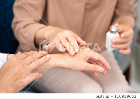 クリームを塗る60代女性　手元 110939652