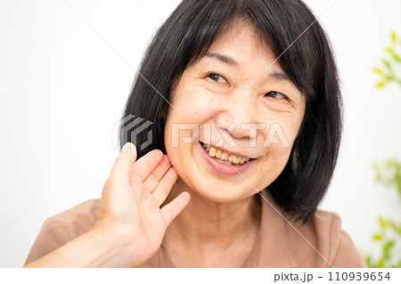 化粧品を試す60代女性 110939654
