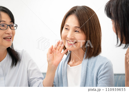 化粧品を試す60代女性 化粧品を試す60代女性 110939655