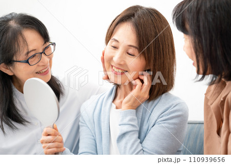 化粧品を試す60代女性 化粧品を試す60代女性 110939656