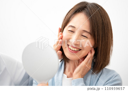化粧品を試す60代女性 化粧品を試す60代女性 110939657