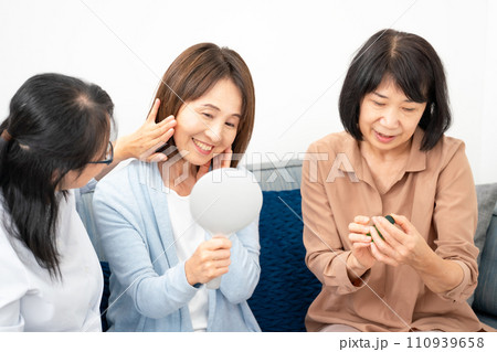 化粧品を試す60代女性 化粧品を試す60代女性 110939658