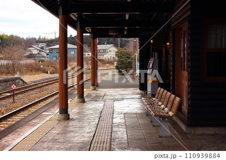 埼玉県ときがわ町にある八高線明覚駅のプラットフォーム（1） 110939884