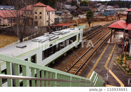 埼玉県ときがわ町にある八高線明覚駅に停車中の高麗川行列車（1） 110939891