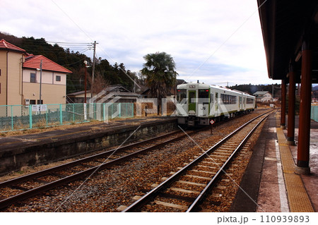 埼玉県ときがわ町にある八高線明覚駅を発車した高麗川行列車（1） 110939893