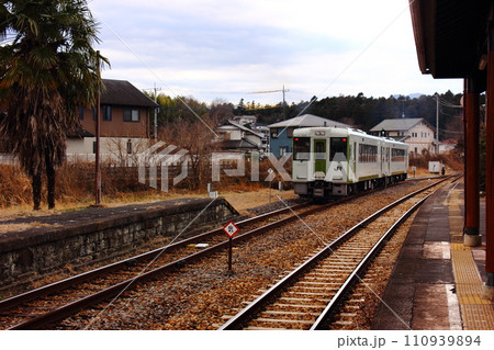 埼玉県ときがわ町にある八高線明覚駅を発車した高麗川行列車(2) 埼玉県ときがわ町にある八高線明覚駅を発車した高麗川行列車(2) 110939894
