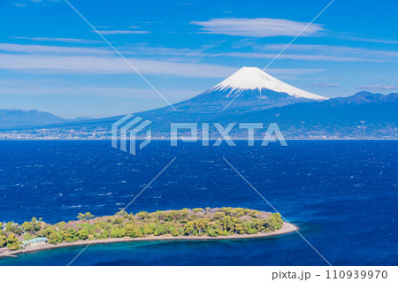 (静岡県)大瀬崎(おせざき)から海越しの富士山 (静岡県)大瀬崎(おせざき)から海越しの富士山 110939970