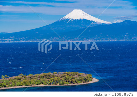 (静岡県)大瀬崎(おせざき)から海越しの富士山 (静岡県)大瀬崎(おせざき)から海越しの富士山 110939975