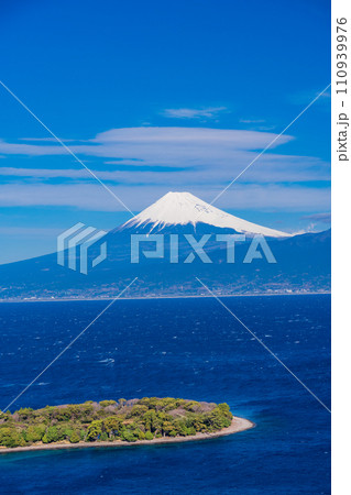 （静岡県）大瀬崎（おせざき）から海越しの富士山 110939976