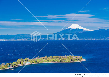 (静岡県)大瀬崎(おせざき)から海越しの富士山 (静岡県)大瀬崎(おせざき)から海越しの富士山 110939977