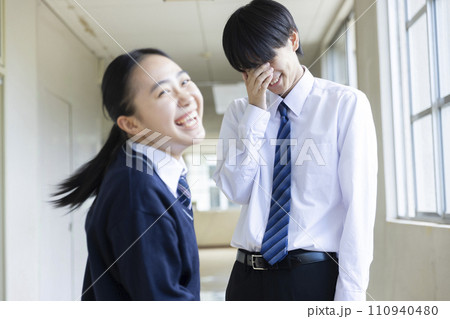 嬉しくて泣く男子生徒 110940480