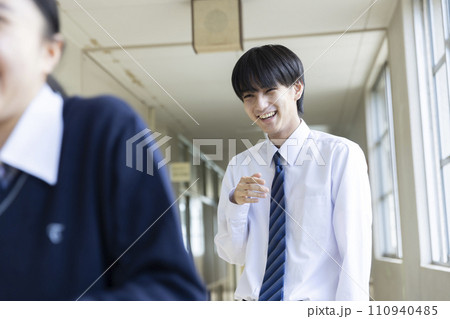 気持ちを伝える女子高生 110940485
