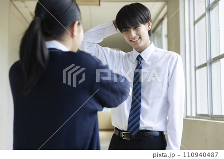 気持ちを伝える女子高生 気持ちを伝える女子高生 110940487