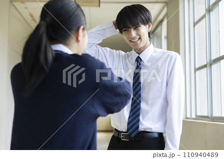 気持ちを伝える女子高生 110940489