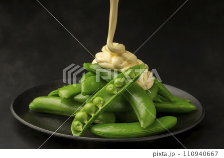 スナップエンドウ　茹で立て　マヨネーズをかける 110940667