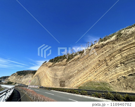 伊豆大島の地層大切断面と島一周道路 110940702