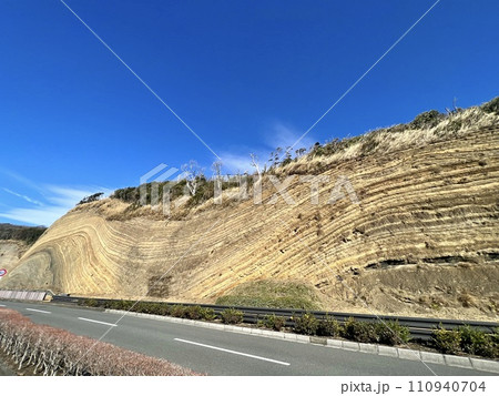 伊豆大島の地層大切断面と島一周道路 110940704