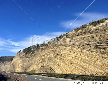 伊豆大島の地層大切断面と島一周道路 110940710