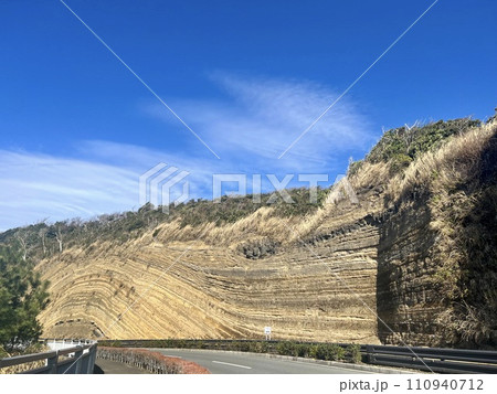 伊豆大島の地層大切断面と島一周道路 伊豆大島の地層大切断面と島一周道路 110940712