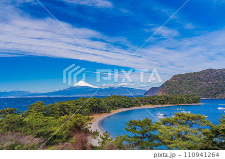 （静岡県）西伊豆戸田・御浜岬越しに富士山 110941264