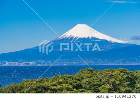(静岡県)西伊豆戸田・御浜岬越しに富士山 (静岡県)西伊豆戸田・御浜岬越しに富士山 110941270