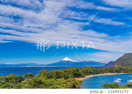 （静岡県）西伊豆戸田・御浜岬越しに富士山 110941272