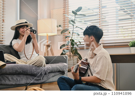Young asian couple packing cloth and stuff for their holiday travel trip together in living room. 110941896