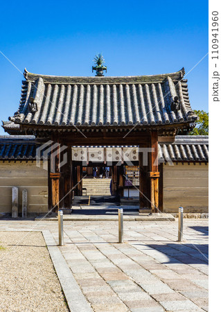 奈良県生駒郡斑鳩町の法隆寺　東院　四脚門（重要文化財） 110941960