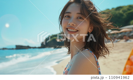 ビーチにいる水着の若い女性　（AI生成） 110941962