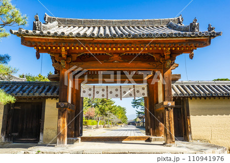 奈良県生駒郡斑鳩町の法隆寺 西大門 奈良県生駒郡斑鳩町の法隆寺 西大門 110941976